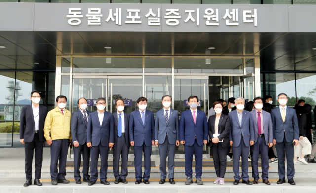 박진규 산업통상자원부 차관이 2일 안동의 동물세포실증지원센터를 찾아 국매 백신 글로벌 허브 구축을 위한 사업 확장을 밝혔다. 김형동 국회의원도 안동에 예산과 인력을 지원해 국내 백신생산기지로 자리잡도록 할 것을 촉구했다. 안동시 제공