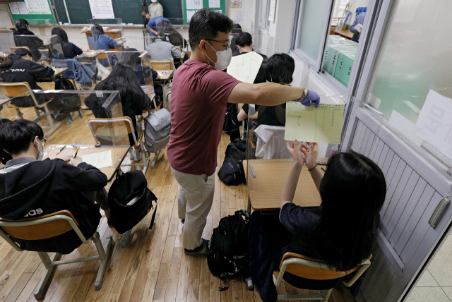 지난달 3일 2022학년도 수능시험 6월 모의평가가 치러지고 있는 대구 시지고 3학년 교실 풍경. 이번 모의평가를 통해 자신의 위치를 확인, 대입 전략을 다시 짜야 한다. 매일신문 DB