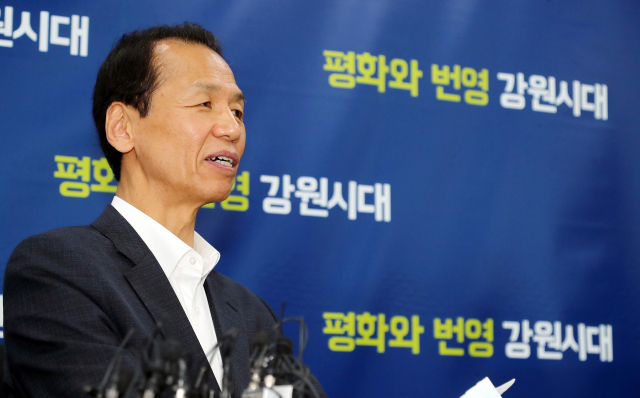 최문순 강원지사가 1일 강원 춘천시 도청 기자실에서 대통령 선거 더불어민주당 경선 참가 의사를 표명하고 있다. 연합뉴스