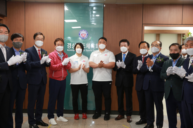 경북체육회가 3일 경산 서부2동 행정복지센터 4층 경북체육회에서 법인 출범식을 갖고 새출발을 축하하고 있다. 경북체육회 제공