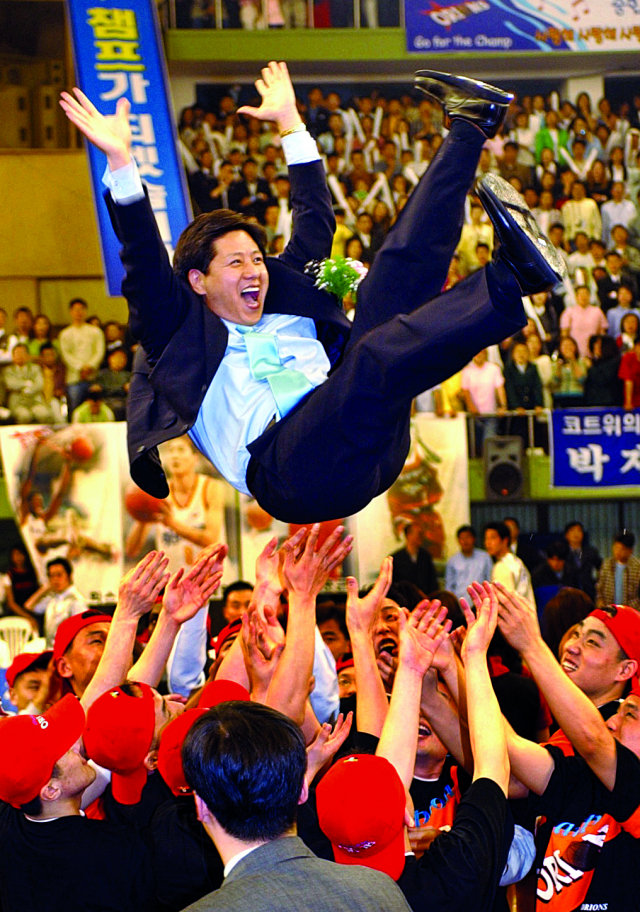 2002년 4월 19일 대구실내체육관에서 열린 프로농구 챔피언전에서 서울 SK를 누르고 우승한 대구오리온스 선수들이 구단주를 헹가래 치고 있다. 매일신문 DB