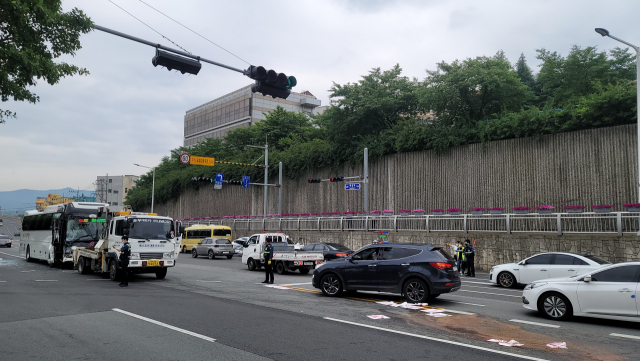 3일 오전 8시 11분쯤 경주시 충효동 한 삼거리에서 5중 추돌사고가 발생해 통학버스에 타고 있던 중학생 3명 등 5명이 다쳐 병원으로 이송됐다. 경주소방서 제공