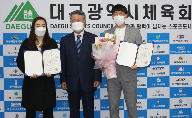 달서스포츠클럽 김정미 사무국장(왼쪽)과 대불스포츠클럽 이준구 팀장이 3일 대구박영기 대구시체육회장으로부터 대한체육회장상을 전달받은 뒤 기념사진을 찍고 있다. 대구시체육회 제공