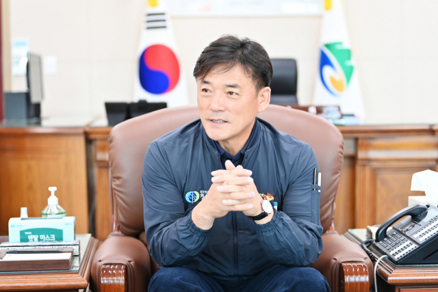 한국매니페스토실천본부로부터 3년 연속 공약이행 평가에서 최우수 등급을 받은 윤경희 청송군수. 청송군 제공