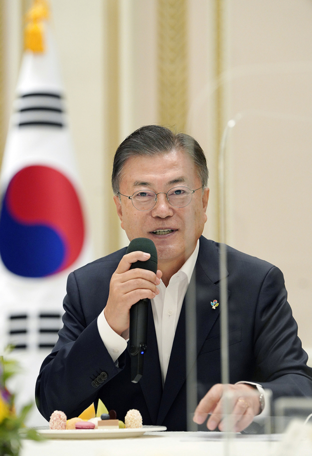 문재인 대통령이 3일 오전 청와대 영빈관에서 열린 더불어민주당 초선의원 초청 간담회에서 모두발언을 하고 있다. 2021.06.03. 청와대 제공