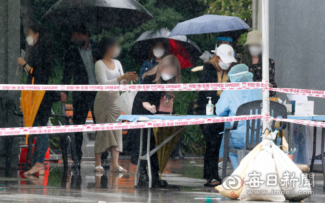 3일 0시 기준 대구시의 코로나19 신규 확진자가 74명으로 집계된 가운데 이날 오전 국채보상운동기념공원 임시선별진료소에서 시민들이 진단 검사를 기다리고 있다. 대구시는 5일 0시를 기해 사회적 거리두기 단계를 현행 1.5단계에서 2단계로 격상한다고 이날 밝혔다. 우태욱 기자 woo@imaeil.com