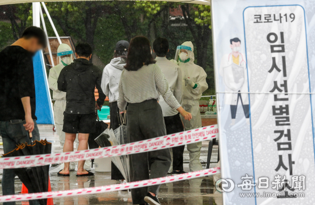 3일 0시 기준 대구시의 코로나19 신규 확진자가 74명으로 집계된 가운데 이날 오전 국채보상운동기념공원 임시선별진료소에서 시민들이 진단 검사를 기다리고 있다. 매일신문DB