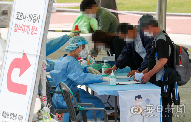 4일 오전 대구 국채보상운동기념공원 임시선별검사소에서 시민들이 진단 검사 접수를 하고 있다. 이날 0시 기준 대구에서 영국 변이 바이러스로 확인된 유흥주점 관련 확진자 20명 등 65명의 확진자가 추가로 나왔다. 우태욱 기자 woo@imaeil.com