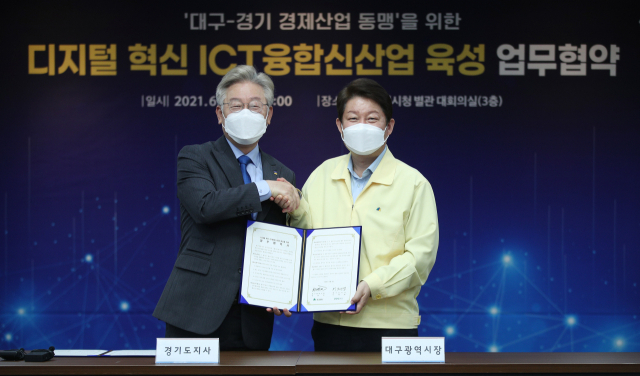 4일 대구시청 별관에서 권영진(오른쪽) 대구시장과 이재명 경기도지사가 디지털 혁신 ICT(정보통신기술)융합신산업 육성 업무협약을 체결한 뒤 악수를 하고 있다. 김영진 기자 kyjmaeil@imaeil.com