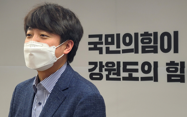강원도를 방문한 국민의힘 이준석 당대표 후보가 5일 오전 춘천시 국민의힘 강원도당사에서 당원들과 간담회를 하고 있다. 연합뉴스