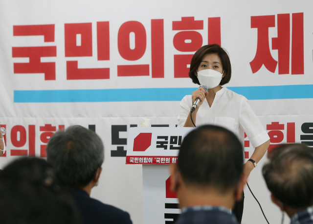 국민의힘 당대표 선거에 출마한 나경원 후보가 5일 오전 제주시 연삼로 국민의힘 제주도당사에서 당원들과 간담회를 하고 있다. 연합뉴스