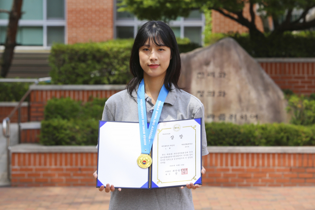 최근 열린 제39회 대한볼링협회장배 전국남녀종별볼링선수권대회에서 여자대학부 개인전 1위를 차지한 계명문화대 강민경 학생이 상장을 들어보이고 있다. 계명문화대 제공