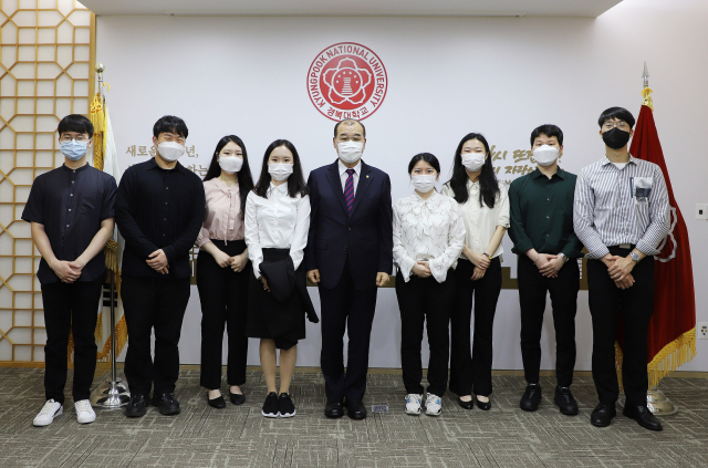 홍원화 경북대 총장(가운데)과 국가직 지역인재 7급 합격자들이 기념촬영을 하고 있다. 경북대 제공