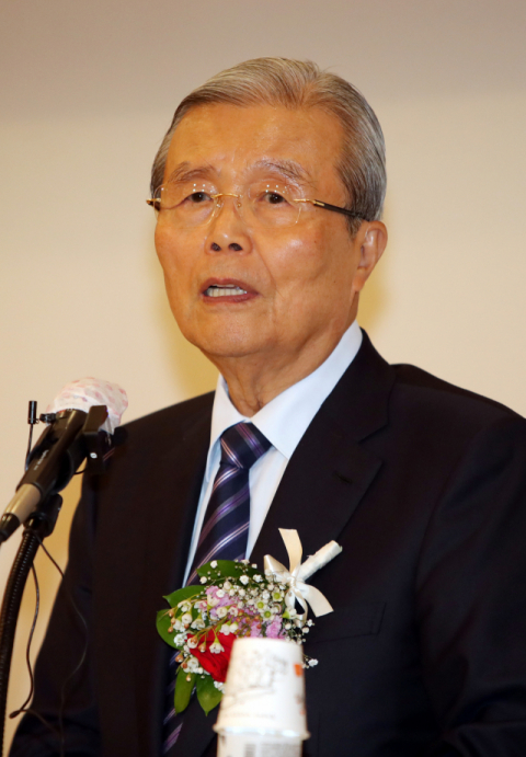 3일 오후 대구 동구 MH 컨벤션센터에서 뉴대구운동 주최로 열린 김종인 국민의힘 전 비대위원장 초청 특강에서 김 전 비대위원장이 특강을 하고 있다. 연합뉴스
