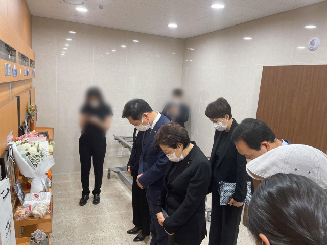 국민의힘 김기현 대표 권한대행 겸 원내대표가 4일 오후 성추행 피해 신고 뒤 극단적 선택을 한 공군 여성 부사관이 안치된 경기도 성남시 국군수도병원 장례식장 영안실을 찾아 조문하고 있다. 연합뉴스