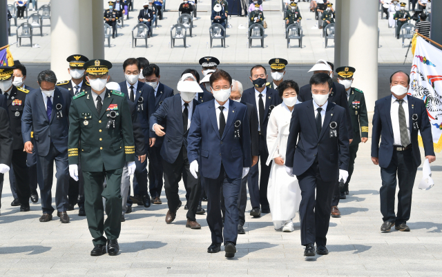 경북도와 경북독립운동기념관은 6일 독립운동가 후손 3대 초청행사 등 호국보훈의 달 기념 행사를 마련했다. 이철우 도지사가 참석자들과 함께 분향 헌화에 나서고 있다. 경북도 제공