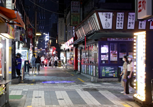 사회적 거리두기 2단계 상향으로 인해 식당·카페 등 오후 9시 영업제한을 시작한 5일 밤 대구 중구 동성로 클럽골목이 한산한 모습을 보이고 있다. 김영진 기자 kyjmaeil@imaeil.com