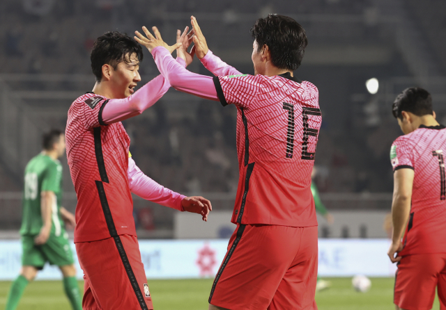5일 오후 고양종합운동장에서 열린 카타르 월드컵 2차 예선 대한민국 대 투르크메니스탄 경기. 대한민국 황의조가 추가골을 넣은 후 손흥민과 함께 기뻐하고 있다. 연합뉴스