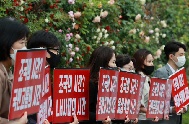 교육바로세우기운동본부, 전국학생수호연합 등 시민사회단체 회원들이 31일 오전 서울 서초구 중앙지방법원 앞에서 조국 전 법무장관의 회고록 발간을 규탄하고 성실히 재판에 임할 것을 촉구하며 기자회견을 하고 있다. 연합뉴스