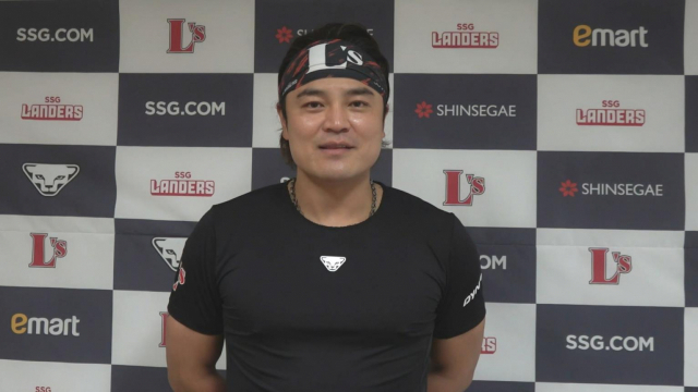 SSG 랜더스 추신수가 지난 3일 SSG 랜더스필드에서 친정팀인 미국프로야구 메이저리그 텍사스 레인저스에 보낼 이벤트 영상을 촬영하고 있다. 연합뉴스