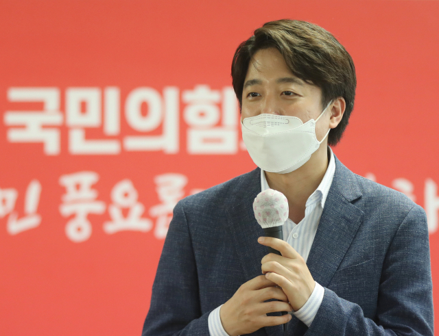 국민의힘 이준석 당 대표 후보가 6일 오후 울산시 남구 국민의힘 울산시당사를 방문해 당원들과 간담회를 하고 있다. 연합뉴스