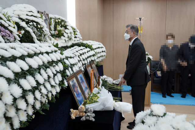 문재인 대통령이 6일 경기 성남시 국군수도병원에 마련된 공군 성추행 피해 부사관의 추모소를 찾아 조문하고 있다. 연합뉴스