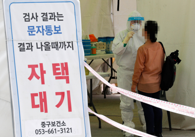4일 오전 대구 국채보상운동기념공원 임시선별검사소에서 의료진이 검체를 채취하고 있다. 이날 0시 기준 대구에서 영국 변이 바이러스로 확인된 유흥주점 관련 확진자 20명 등 65명의 확진자가 추가로 나왔다. 우태욱 기자 woo@imaeil.com