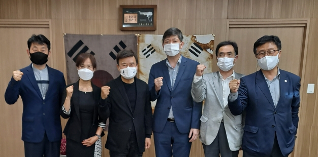 김원웅 광복회장(왼쪽에서 3번째)은 6일 서울 여의도 광복회관에서 국립묘지법 개정 관련 정담회를 마친 후 김홍걸 국회의원(왼쪽에서 4번째) 등 참석자들과 함께 기념촬영을 했다. 광복회 제공