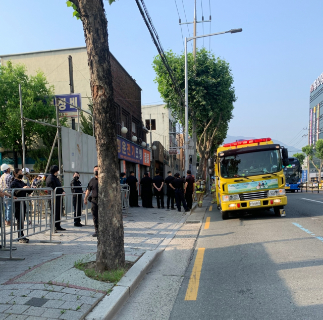 6일 대구 남구 대명3동 뉴타운 재개발 대상 구역에서 가게를 운영하는 A(55) 씨가 조합 측의 강제철거를 반대하며 오전 6시 45분부터 5시간가량 가게 내부에서 LPG가스통을 들고 대치하는 상황이 벌어졌다. 대명3동 뉴타운 재개발 비상대책위 제공
