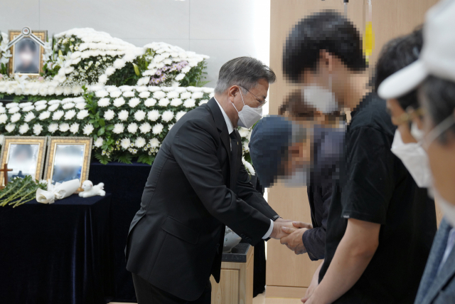문재인 대통령이 6일 경기 성남시 국군수도병원에 마련된 공군 성추행 피해 부사관의 추모소를 찾아 조문한 뒤 유가족을 위로하고 있다. 연합뉴스