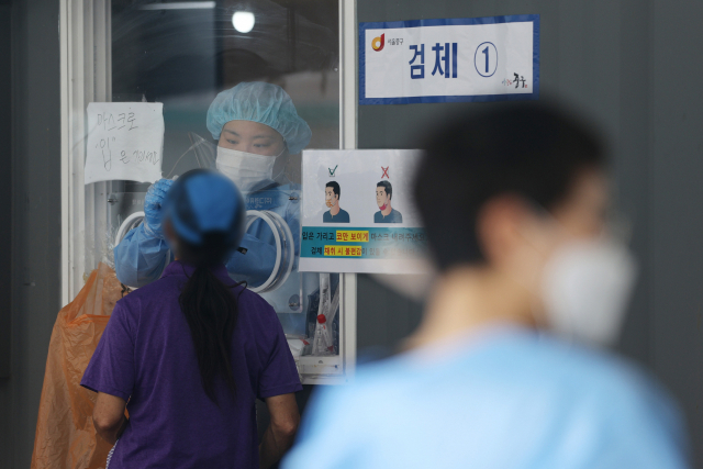 6일 오전 서울역 광장에 마련된 임시선별검사소에서 의료진이 검체 채취를 하고 있다. 연합뉴스