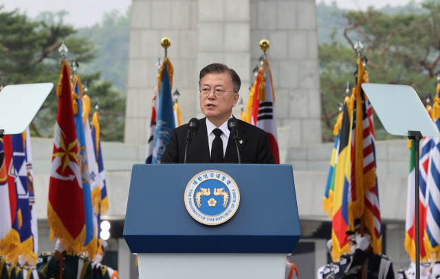 문재인 대통령이 6일 오전 서울시 동작구 국립서울현충원에서 열린 제66회 현충일 추념식에 참석, 추념사를 하고 있다. 연합뉴스