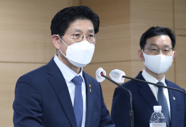 노형욱 국토교통부 장관이 7일 정부서울청사 브리핑실에서 LH혁신방안 대국민 브리핑을 하고 있다. 오른쪽은 국무조정실 윤창렬 국무2차장. 연합뉴스