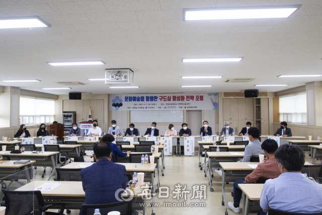 2일 경북도의회 김대일 도의원이 주최로 열린 포럼에서 안동 구도심 활성화 방안해 대해 각계각층의 토론자가 참석해 열띤 토론을 펼쳤다. 경북미래문화재단 제공