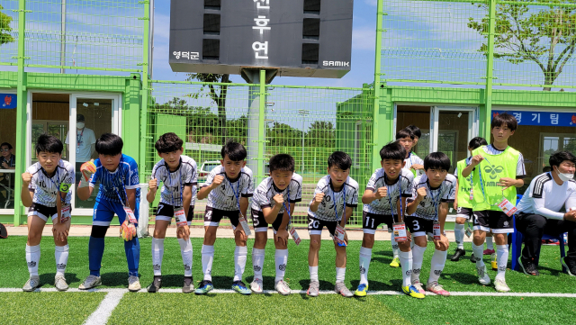 4연승을 이어가고 있는 풍기초 축구부 선수들이 파이팅을 외치고 있다. 영주교육지원청 제공