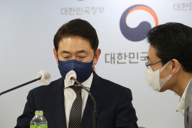 국민권익위원회 김태응 부동산거래 특별조사단장이 7일 오후 정부서울청사 브리핑실에서 더불어민주당 소속 국회의원과 그 가족의 부동산거래 전수조사 결과 발표를 준비하고 있다. 연합뉴스