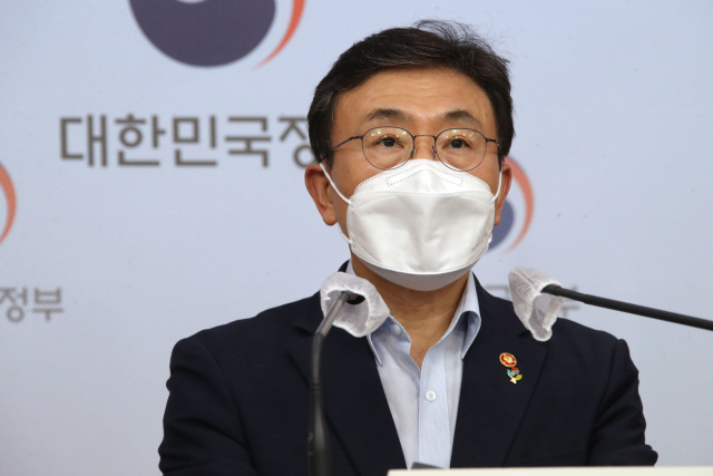권덕철 보건복지부 장관이 7일 오후 정부서울청사 브리핑실에서 코로나19 대응 특별방역점검회의 결과를 브리핑하고 있다. 연합뉴스