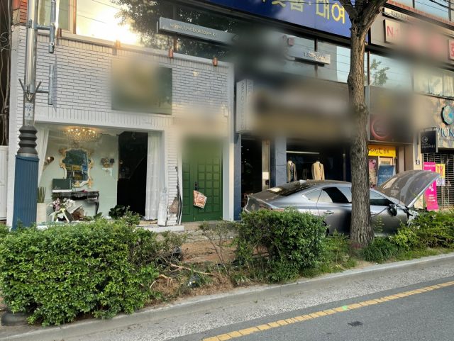 대구 중구 대봉동 청우맨션 교차로에서 주행 중이던 차량이 신호 대기 중이던 앞차 2대와 충돌한 뒤 인근 상가를 들이받아 운전자와 동승자 4명이 다쳤다. 독자 제공