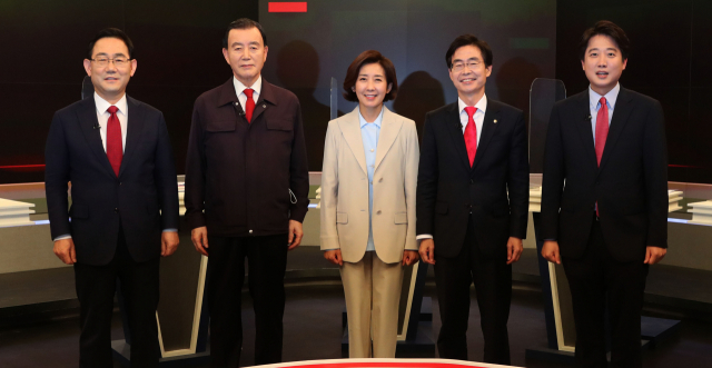 국민의힘 당 대표 선거에 출마한 주호영(왼쪽부터), 홍문표, 나경원, 조경태, 이준석 후보가 7일 오후 서울 중구 태평로 TV조선 스튜디오에서 열린 토론회에 앞서 기념촬영을 하고 있다. 연합뉴스