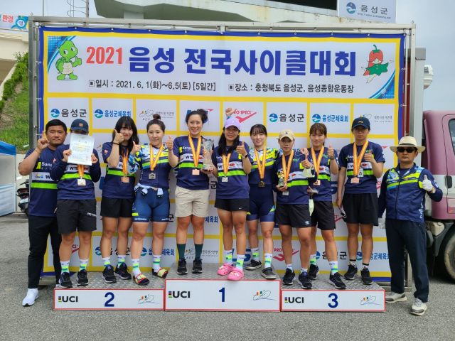 상주시청 사이클팀이 2021 음성 전국사이클대회에서 여자 일반부 종합우승을 차지한뒤 기념촬영을 하고 있다. 상주시 제공