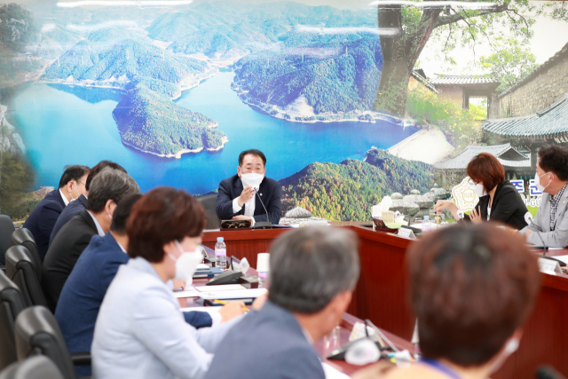 성주군의회는 오는 16일까지 2021년도 행정사무감사를 진행한다. 사진은 군의회-집행부 간담회 모습. 성주군의회 제공