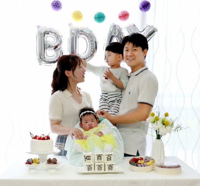 설보름·권기현 부부와 첫째 아들 우진(4)이가 둘째 딸 나은이의 백일을 맞아 기념 사진을 찍었다.
