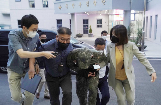 극단적 선택을 한 공군 여성 부사관을 성추행한 혐의를 받는 장 모 중사가 지난 2일 구속영장실질심사를 받기 위해 국방부 보통군사법원에 압송되고 있다. 연합뉴스