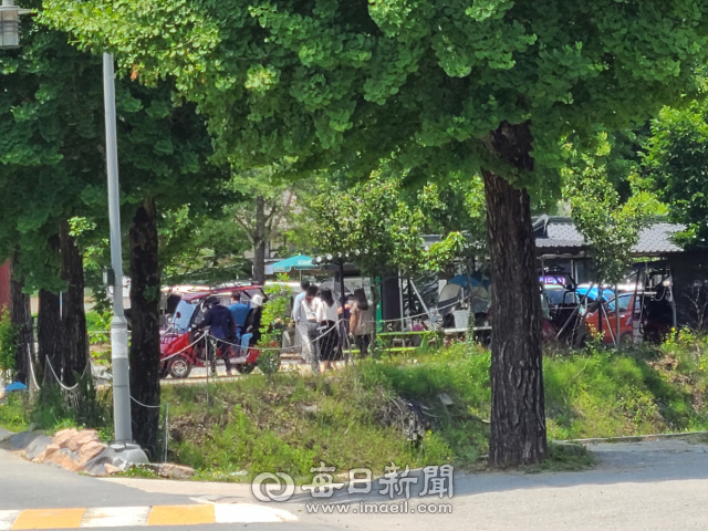 평일 낮 기온이 30도에 달하는 가운데 8일 안동시 하회마을을 찾은 관광객들이 전동차를 대여하고 있다. 안동시는 