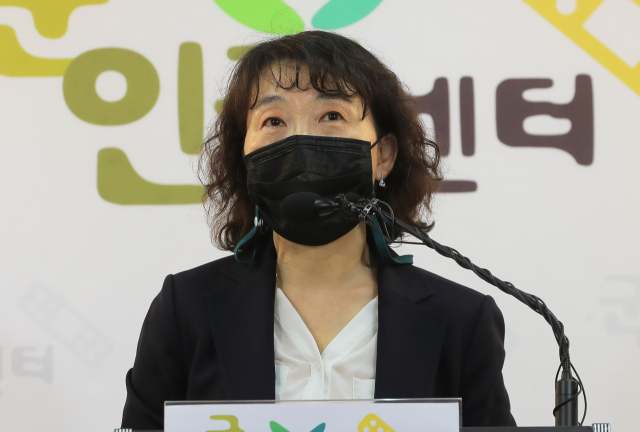 김숙경 군인권센터 부설 군 성폭력상담소장이 8일 오전 서울 마포구 군인권센터에서 기자회견을 열고 공군 제19전투비행단 불법촬영 사건과 관련해 추가 제보된 내용을 밝히고 있다. 연합뉴스