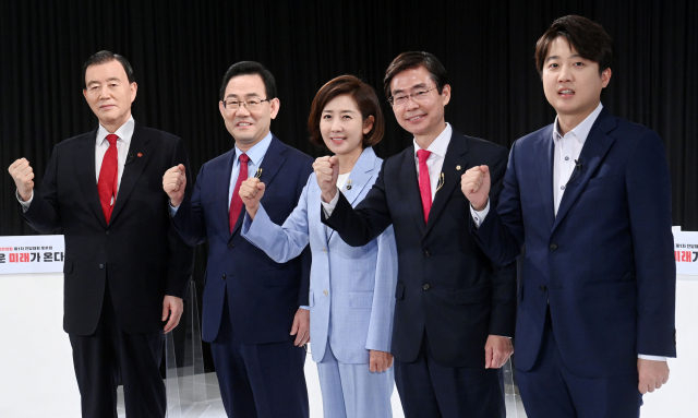 국민의힘 당권 주자인 이준석(오른쪽부터), 조경태, 나경원, 주호영, 홍문표 후보가 8일 서울 용산구 백범김구기념관에서 열린 국민의힘 유튜브 공식채널 오른소리 합동토론회에서 기념촬영을 하고 있다. 연합뉴스