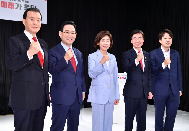 국민의힘 당대표에 출마한 홍문표(왼쪽부터), 주호영, 나경원, 조경태, 이준석 후보가 8일 오전 서울 용산구 효창동 백범김구기념관에서 열린 국민의힘 제1차 전당대회 