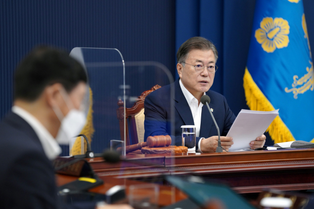 문재인 대통령이 8일 오전 청와대에서 열린 국무회의에서 발언하고 있다. 연합뉴스