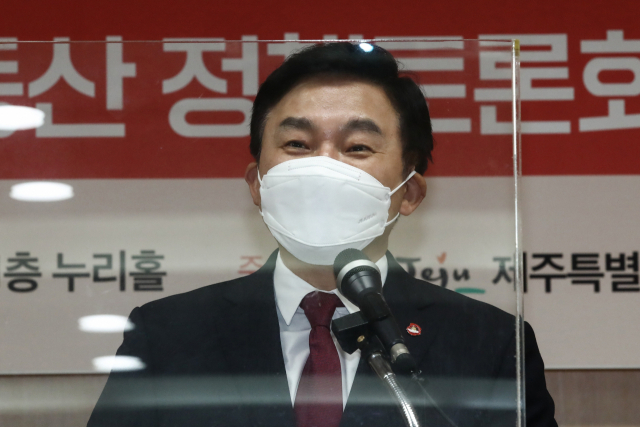 원희룡 제주도지사가 8일 오후 서울 여의도 이룸센터에서 열린 부동산 및 주거 안정 정책토론회에서 기조발언을 하고 있다. 연합뉴스