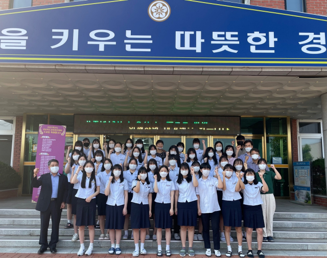 지난달 27일 경주에서 열린 제52회 경북상업경진대회에서 상을 수상한 구미여상 학생들이 기념촬영을 하고 있다. 구미여상 제공
